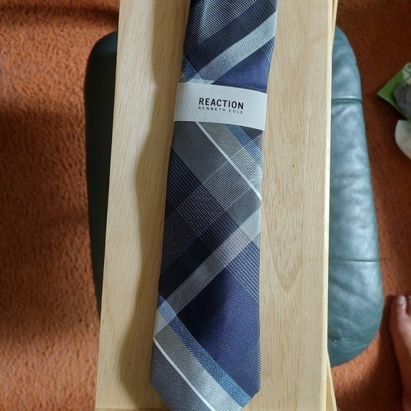 New* Kenneth Cole Blue Diagonal Stripes Tie - Picture 1 of 7